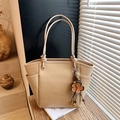 Elegante beige kunstleren draagtas met zijzakken en een bloemenhanger van leer - Met Hanger / Khaki
