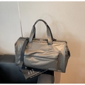 Dettaglio borsa da viaggio grigio canna di fucile impermeabile su panca in pelle - Grigio