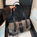 Borsa a spalla grigia invecchiata con borchie, bordo nero e stile moto vintage - Nero