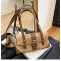 Borsa sottospalla retrò in similpelle scamosciata marrone con borchie e fibbia - Marrone