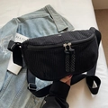 Bolso bandolera minimalista de pana negra con correa ancha ajustable y textura - Negro