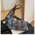 Borsa a spalla vintage in denim blu con finiture in pelle marrone e borchie argentate - Blu