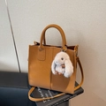 Elegante braune Tote Bag aus Kunstleder mit Tragegriff und Plüsch-Hasen-Anhänger - Mit Anhänger / Braun
