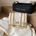 Borsa a tracolla bianca trapuntata con catena dorata e elegante chiusura girevole ovale - Bianco