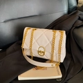Borsa a tracolla trapuntata beige con catena dorata e fibbia sopra un blazer nero - Beige