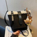 Bolso cubo negro minimalista con ribete de piel blanca y colgante de oso adorable - Con Colgante / Negro