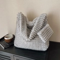 Borsa tote in ecopelliccia grigia con motivo a griglia e mini pochette coordinata - Set di Borse in Peluche Grigio (MAI-DD-1742) / Grigio