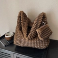 Borsa tote marrone in peluche con motivo a griglia e piccolo borsellino con cerniera abbinato - Set di Borse in Peluche Marrone (MAI-DD-1742) / Marrone