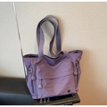 Vista detallada del bolso tote de nailon morado con bolsillos y correa ancha de tela - Morado