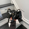 Sac à épaule punk en cuir verni noir brillant avec rivets dorés et bandoulière réglable - Noir