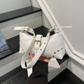 Sac à bandoulière punk blanc avec rivets dorés et finition brillante pour femme - Blanc