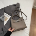 Borsa a secchiello grigia minimalista con trama litchi e chiusura a scatto argento - senza ciondolo / Kaki
