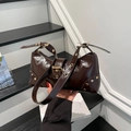 Sac bandoulière en cuir verni marron foncé avec rivets et boucles dorées chic - Marron