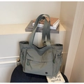 Vista detallada del bolso tote grande de nailon gris-verde con bolsillos útiles - Verde