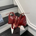 Sac bandoulière en cuir verni bordeaux avec rivets dorés et boucle rétro - Rouge
