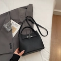 Borsa a secchiello nera grana litchi con chiusura a scatto argento e tracolla regolabile - senza ciondolo / Nero