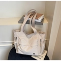Detalle del bolso tote beige grande de nailon con múltiples bolsillos y asas anchas - Blanco Roto