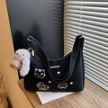 Bolso hobo negro con bordado de gato y un colgante de conejo de peluche gris - Negro (Con Colgante de Conejo de Peluche)