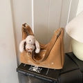 Bolso hobo marrón de ante sintético con estampado de gato y colgante de conejo peluche - Marrón (Con Colgante de Conejo de Peluche)
