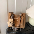 Braune Wildleder-Tragetasche mit Stickerei, Metallkette und süßem Plüschbär-Anhänger - Mit Anhänger / Braun