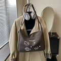Bolso de hombro media luna marrón oscuro con estampados de gatos y correa ajustable - Marrón