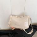 Borsa a cuscino bianco crema in pelle lucida con tracolla larga in tessuto intrecciato - Bianco