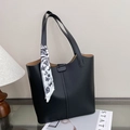 Borsa tote nera in pelle con sciarpa di seta decorativa e fibbia in metallo elegante - Nero