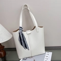 Borsa tote in pelle martellata bianca con foulard decorativo in seta a righe bianche e nere - Bianco