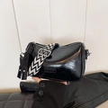 Borsa a cuscino nera lucida con trama a pieghe e tracolla a onde bianca e nera - Nero
