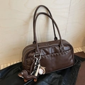 Bolso Boston de cuero sintético marrón oscuro con detalles trenzados y colgante de perro - Café con Colgante