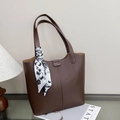 Borsa tote in pelle marrone scuro con trama litchi e sciarpa di seta bianca e nera - Marrone