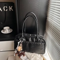Bolso de hombro de cuero PU negro con cadena plateada y colgantes bonitos - Negro con colgante