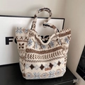 Borsa tote in pile stile etnico con motivi a fiocchi di neve e logo in pelle - Bianco Sporco