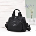Detailansicht der schwarzen wasserdichten Nylon-Handtasche mit vielen Fächern - Schwarz