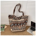 Grande borsa tote etnica in peluche marrone e beige con colori a contrasto - Marrone