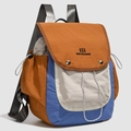 Detalle de mochila de senderismo color block con nailon impermeable y hebilla metálica - Naranja Cálido