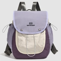 Details des wasserfesten Nylongewebes und Logos auf dem lila Trekking-Rucksack - Flieder