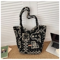 Borsa tote etnica in shearling sintetico bianco e nero con toppa logo in pelle marrone - Nero