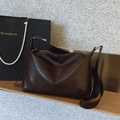 Bolso hobo de cuero marrón café oscuro con herrajes plateados y correa ancha al hombro - Café Ébano
