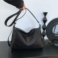 Bolso tote negro minimalista de cuero con anillo plateado y correa de hombro ancha - Negro Premium