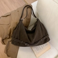 Primer plano detallado de bolso tote marrón oscuro vintage con costuras blancas - Marrón