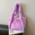 Borsa tote in ecopelliccia viola con texture morbida e lunghi manici a spalla - Viola