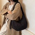 Bolso bandolera negro acolchado en forma de medialuna con bordado de corazones - Negro