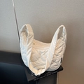 Bolso de hombro media luna blanco crema acolchado con elegante diseño de ondas - Blanco Roto