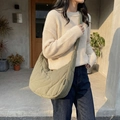 Bolso bandolera acolchado verde oliva con costuras onduladas y minimalista - Verde