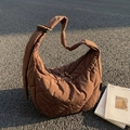 Sac bandoulière demi-lune matelassé marron avec bandoulière réglable en nylon rembourré - Café