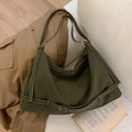 Bolso de hombro media luna verde oliva en cuero suave con costuras en contraste - Verde