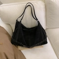 Bolso tote negro con costuras blancas en contraste y correa ajustable al hombro - Negro