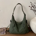 Detalle del bolso tote de nailon verde militar con bolsillos con cremallera y correa - Verde