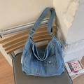 Sac hobo en denim bleu avec poches frontales fonctionnelles et boucles argentées - Bleu clair